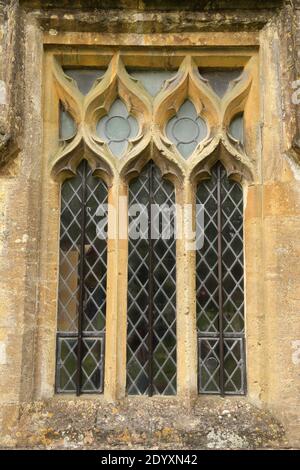 Portiere, finestrini e maniglie delle portiere. Molti stili d'epoca diversi tipici dei Cotswolds UK Foto Stock