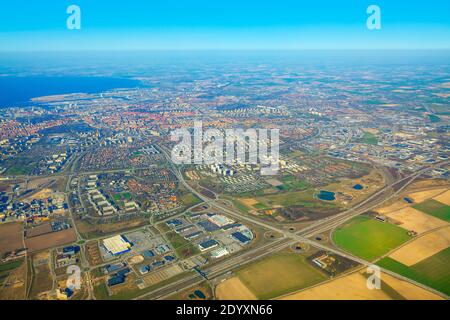 Volo sopra la città di Malmo in Svezia . Vista aerea della città costiera svedese Foto Stock