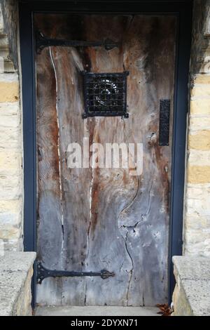 Portiere, finestrini e maniglie delle portiere. Molti stili d'epoca diversi tipici dei Cotswolds UK Foto Stock