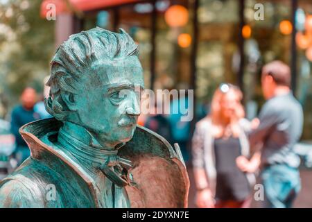 Boston, Massachusetts, USA - 11 giugno 2018: Vista ravvicinata della statua di Edgar Allan PoE con i turisti sullo sfondo. Foto Stock