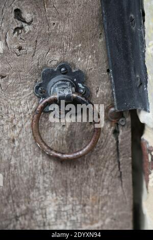 Portiere, finestrini e maniglie delle portiere. Molti stili d'epoca diversi tipici dei Cotswolds UK Foto Stock