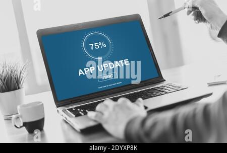 Schermo del laptop che visualizza un concetto di aggiornamento delle applicazioni Foto Stock