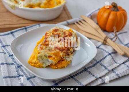 una gustosa zucca cannelloni fatta in casa su un tavolo Foto Stock
