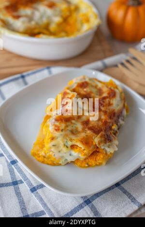 una gustosa zucca cannelloni fatta in casa su un tavolo Foto Stock