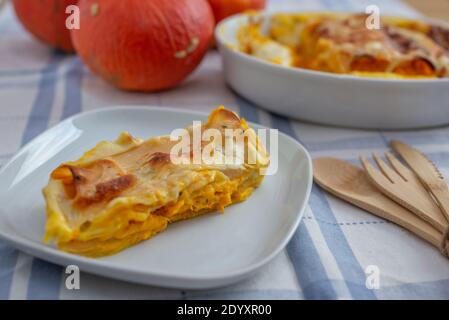 una gustosa zucca cannelloni fatta in casa su un tavolo Foto Stock