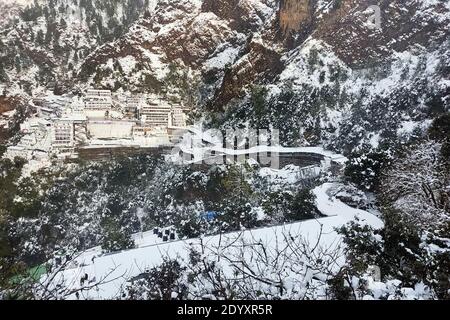 Jammu, Kashmir controllato dall'India. 28 Dic 2020. La foto mostra la vista della neve al Santuario di Mata Vaishno Devi, a Jammu, la capitale invernale del Kashmir controllato dagli Indiani, il 28 dicembre 2020. Credit: Sr/Xinhua/Alamy Live News Foto Stock