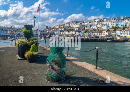 Mercoledì 14 ottobre 2020. Brixham, South Devon, Inghilterra. In un bellissimo pomeriggio soleggiato, ma ventilato, nel Devon meridionale, i turisti si divertono Foto Stock