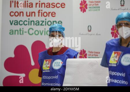 Palermo, Italia. 27 Dicembre 2020. Giornata del vaccino in Italia, nello stesso tempo i primi shot del vaccino Pfizer vengono inoculati agli operatori sanitari. (Foto di Antonio Melita/Pacific Press/Sipa USA) Credit: Sipa USA/Alamy Live News Foto Stock