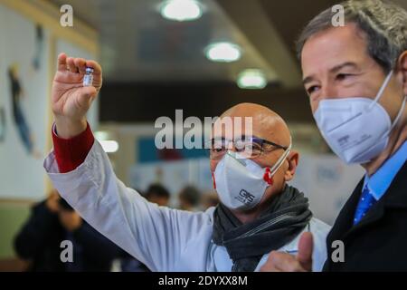 Palermo, Italia. 27 Dicembre 2020. Giornata del vaccino in Italia, nello stesso tempo i primi shot del vaccino Pfizer vengono inoculati agli operatori sanitari. (Foto di Antonio Melita/Pacific Press/Sipa USA) Credit: Sipa USA/Alamy Live News Foto Stock