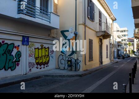 22 aprile 2019, Limassol, Cipro. Vuota e tranquilla strada della città vecchia. Foto Stock
