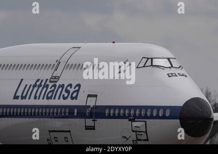 28 dicembre 2020, Hessen, Francoforte sul meno: L'abitacolo di un jet Lufthansa Boeing 747 è coperto da un foglio d'argento sulla pista nord-ovest dell'aeroporto di Francoforte. Lufthansa ha parcheggiato qui numerosi aeromobili a lunga percorrenza che sono stati temporaneamente chiusi a causa della pandemia di Corona. Foto: Boris Roessler/dpa Foto Stock