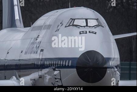 28 dicembre 2020, Hessen, Francoforte sul meno: L'abitacolo di un jet Lufthansa Boeing 747 è coperto da un foglio d'argento sulla pista nord-ovest dell'aeroporto di Francoforte. Lufthansa ha parcheggiato qui numerosi aeromobili a lunga percorrenza che sono stati temporaneamente chiusi a causa della pandemia di Corona. Foto: Boris Roessler/dpa Foto Stock