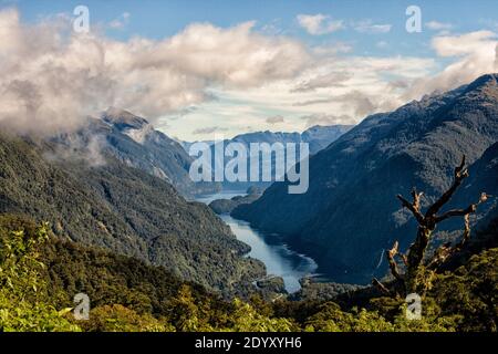 Vista sull'ingresso di Doubtful Sound, la tranquilla sorella di Milford Sound in Nuova Zelanda Foto Stock