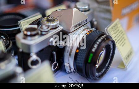 18 agosto 2018 Mosca, Russia. Fotocamera reflex a obiettivo singolo da 35 mm ad azionamento manuale Olympus OM-1 sul bancone del negozio. Foto Stock