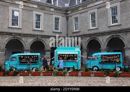 Dublino Irlanda Old Citroen camion alimentare sulla strada in nuvoloso giorno, Europa Foto Stock