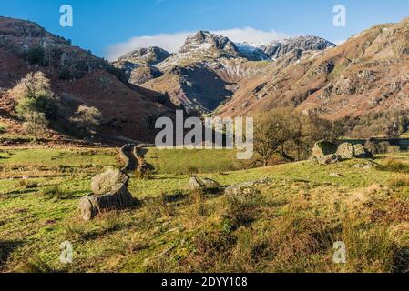 Inghilterra. L'immagine è una scena invernale dei Langdale Pikes, nella Valle di Langdale del Distretto dei Laghi, non lontano dalla città Cumbria di Ambleside Foto Stock