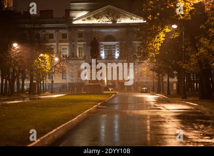 3 novembre 2012, San Pietroburgo, Russia. Monumento all'Imperatore Pietro i al Castello Mikhailovsky di San Pietroburgo. Foto Stock