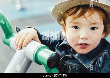 Vestiti casual e un atteggiamento fresco da questo piccolo papà Foto Stock