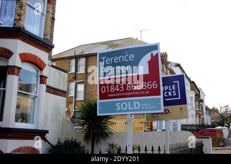 proprietà private in vendita bacheche a broadstairs città est kent uk dicembre 2020 Foto Stock