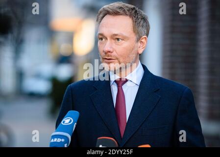 Berlino, Germania. 28 Dic 2020. Germania, Berlino, 28 dicembre 2020: CHRISTIAN LINDNER, membro del Bundestag e presidente federale del FDP (Freie Demokratische Partei), si può vedere durante una dichiarazione di varie stazioni televisive sulla situazione attuale della pandemia del Covid-19 in corso e sulla strategia di vaccinazione del governo tedesco. (Foto di Jan Scheunert/Sipa USA) Credit: Sipa USA/Alamy Live News Foto Stock