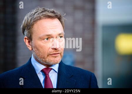 Berlino, Germania. 28 Dic 2020. Germania, Berlino, 28 dicembre 2020: CHRISTIAN LINDNER, membro del Bundestag e presidente federale del FDP (Freie Demokratische Partei), si può vedere durante una dichiarazione di varie stazioni televisive sulla situazione attuale della pandemia del Covid-19 in corso e sulla strategia di vaccinazione del governo tedesco. (Foto di Jan Scheunert/Sipa USA) Credit: Sipa USA/Alamy Live News Foto Stock