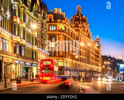 Londra, Inghilterra, Regno Unito - 27 dicembre 2020: Edificio di lusso Harrods a Londra illuminato al tramonto Foto Stock