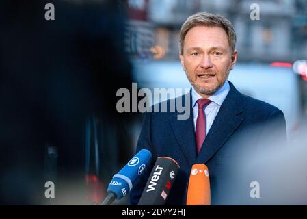 Berlino, Berlino, Germania. 28 Dic 2020. CHRISTIAN LINDNER, membro del Bundestag e presidente federale del FDP (Freie Demokratische Partei), si può vedere nel corso di una dichiarazione per varie stazioni televisive sulla situazione attuale riguardante la pandemia del Covid-19 in corso e la strategia di vaccinazione del governo tedesco. Credit: Jan Scheunert/ZUMA Wire/Alamy Live News Foto Stock