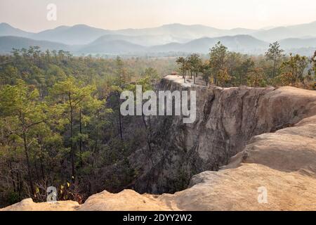 Punto di riferimento della Thailandia settentrionale - Pai Canyon. Bella vista delle montagne e della vegetazione tropicale. Foto Stock