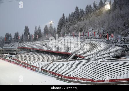 Oberstdorf, Germania. 28 Dic 2020. Sci nordico/salto con gli sci: Coppa del mondo, torneo di quattro colline, collina grande, uomini, qualificazione. Uno sguardo alla tribuna vuota. A causa della pandemia di Corona, il tour deve anche svolgersi senza spettatori. Credit: Daniel Karmann/dpa/Alamy Live News Foto Stock