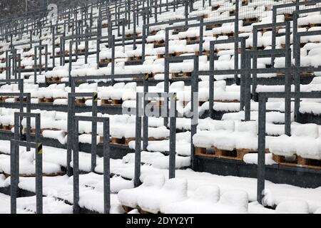 Oberstdorf, Germania. 28 Dic 2020. Sci nordico/salto con gli sci: Coppa del mondo, torneo di quattro colline, collina grande, uomini, qualificazione. Uno sguardo alla tribuna vuota. A causa della pandemia di Corona, il tour deve anche svolgersi senza spettatori. Credit: Daniel Karmann/dpa/Alamy Live News Foto Stock