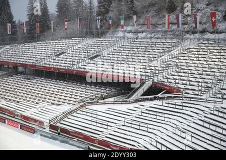 Oberstdorf, Germania. 28 Dic 2020. Sci nordico/salto con gli sci: Coppa del mondo, torneo di quattro colline, collina grande, uomini, qualificazione. Uno sguardo alla tribuna vuota. A causa della pandemia di Corona, il tour deve anche svolgersi senza spettatori. Credit: Daniel Karmann/dpa/Alamy Live News Foto Stock