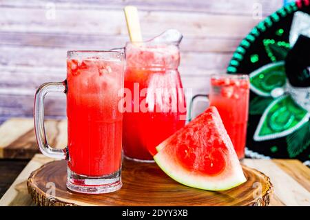 Una deliziosa agua fresca a base di frutta e agrumi Foto Stock