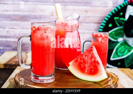 Una deliziosa agua fresca a base di frutta e agrumi Foto Stock