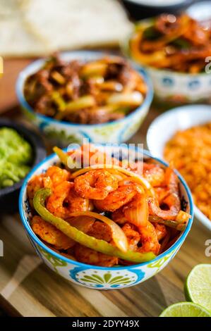 Gamberetti con peperoni piccanti e cipolle Foto Stock