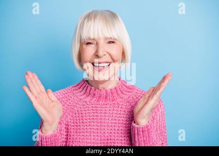 Ritratto di soddisfatto sano anziano sorridere braccia palme in su isolato su sfondo di colore blu pastello Foto Stock