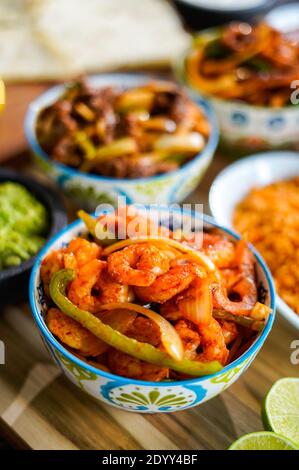 Gamberetti con peperoni piccanti e cipolle Foto Stock