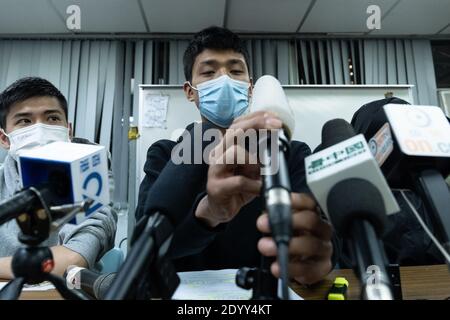 Hong Kong, Cina. 28 Dic 2020. L'attivista pro-democrazia Owen Chow parla durante una conferenza stampa.la corte cinese ha avviato processi per dieci dei dodici attivisti di Hong Kong che sono stati detenuti dopo un fallito tentativo di fuggire a Taiwan con un motoscafo. Credit: SOPA Images Limited/Alamy Live News Foto Stock