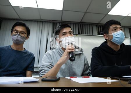 Hong Kong, Cina. 28 Dic 2020. Lester Shum, attivista per la democrazia, parla durante una conferenza stampa. La corte cinese ha avviato processi per dieci dei dodici attivisti di Hong Kong detenuti dopo un fallito tentativo di fuggire a Taiwan con un motoscafo. Credit: SOPA Images Limited/Alamy Live News Foto Stock