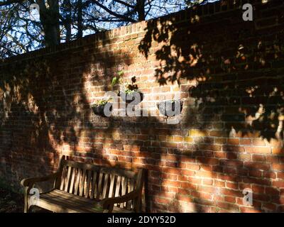 13 ° secolo Chiesa di San Giovanni Battista, Aldenham, Regno Unito. Chiesa costruita in pietra con il campanile di Tenor, cimitero sereno. Passerelle pubbliche attraverso i boschi Foto Stock