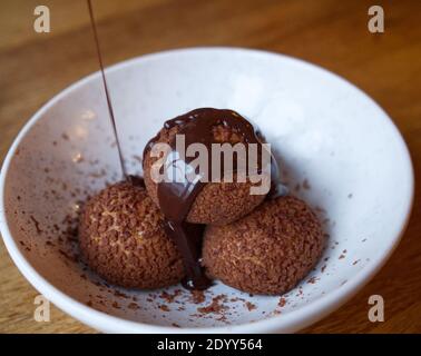 Gourmet mangiare al meraviglioso Tom Kerridge Michelin starred Coach Gastro Pub, Marlow, Buckinghamshire, Regno Unito. Profiteroles di Natale e cioccolato Foto Stock