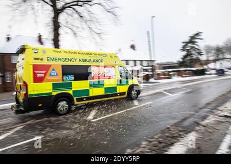 Un ambulanza di emergenza delle Midlands occidentali su una chiamata in 999 cattive condizioni meteorologiche invernali Foto Stock