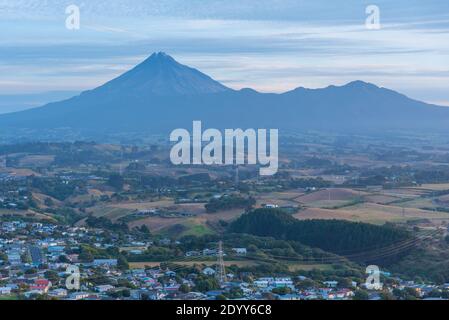 Mt. Taranaki visto durante il tramonto in Nuova Zelanda Foto Stock