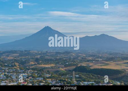 Mt. Taranaki visto durante il tramonto in Nuova Zelanda Foto Stock