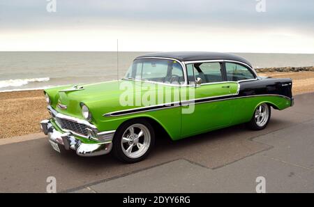 Classic Green e Black Chevrolet Belair American Automobile parcheggiata sul lungomare. Foto Stock