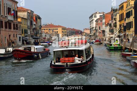 Il vaporetto e altre imbarcazioni sulla trafficata Canale di Cannaregio , Venezia Italia. Foto Stock