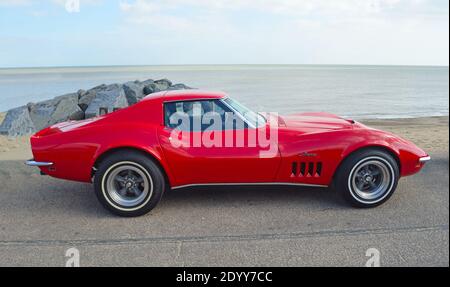 Auto a motore Classic Red Chevrolet Corvette Stingray parcheggiata sul lungomare Promenade. Foto Stock