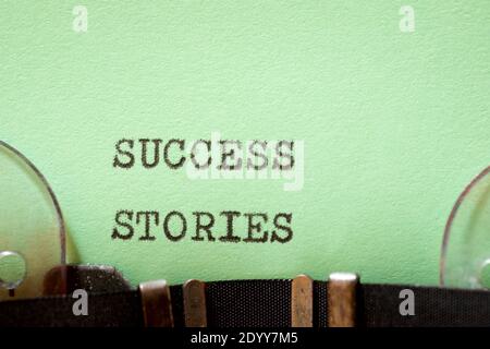 Frase di storie di successo scritta con una macchina da scrivere. Foto Stock