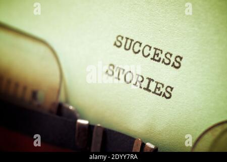 Frase di storie di successo scritta con una macchina da scrivere. Foto Stock