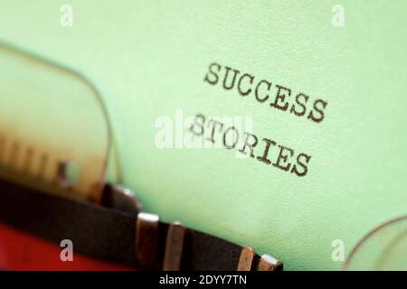 Frase di storie di successo scritta con una macchina da scrivere. Foto Stock