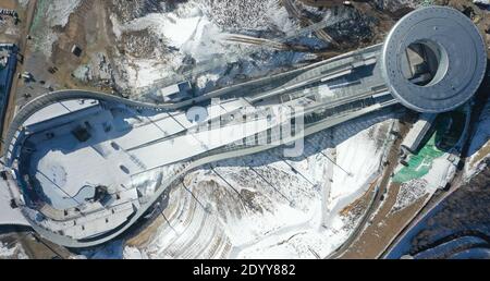 (201228) -- PECHINO, 28 dicembre 2020 (Xinhua) -- Foto aerea scattata il 21 dicembre 2020 mostra il Centro Nazionale di salto con gli Sci nel distretto di Chongli nella città di Zhangjiakou, nella provincia di Hebei, nella Cina settentrionale. Nonostante le sfide provocate dalla pandemia della COVID-19, i preparativi della Cina per i Giochi Olimpici invernali del 2022 sono progrediti costantemente. La costruzione di tutte le sedi di gara e delle relative infrastrutture sarà completata entro la fine di quest'anno. Gli ultimi mesi hanno visto una serie di pietre miliari, come il lancio di un concorso globale per la medaglia, la torcia e il design di abbigliamento. Più di 960, 0 Foto Stock